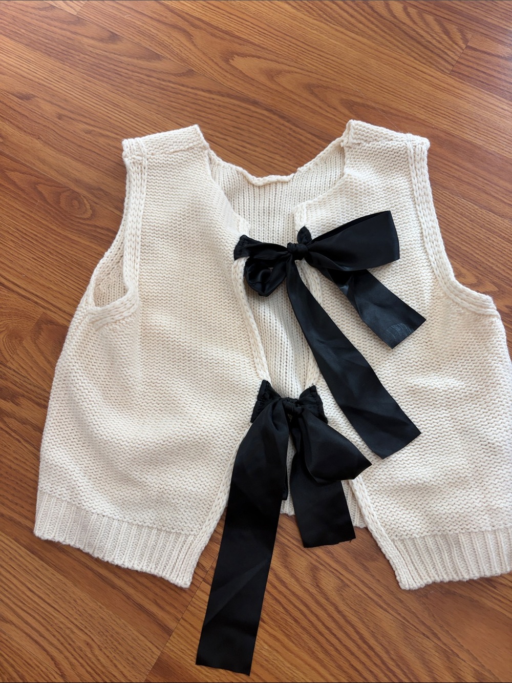 SHEIN Cream Knit Crop Top with Black Ribbon Bows